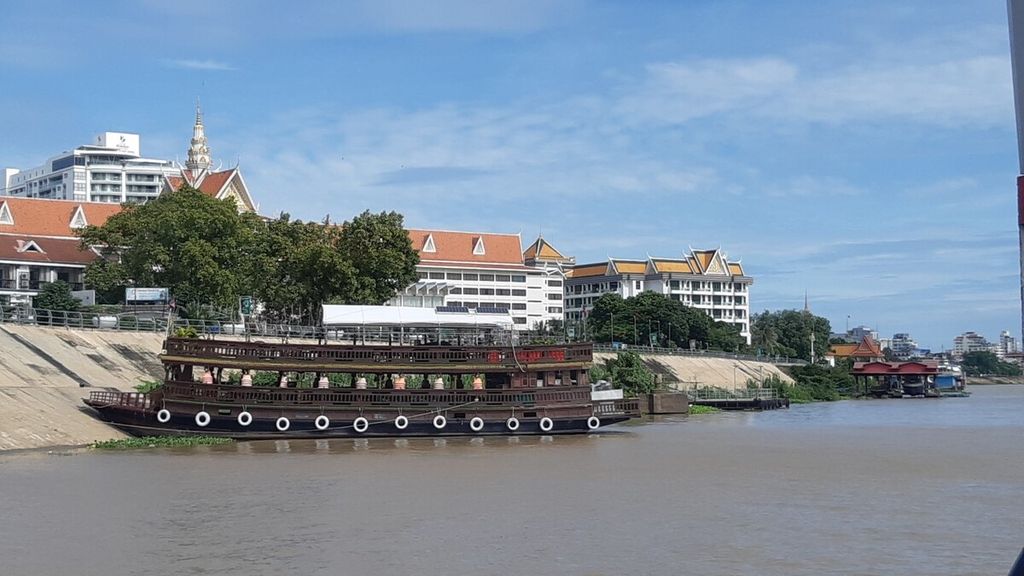 A hotel and casino on the banks of the Mekong River in the city of Phnom Penh, Cambodia on Friday (5/8/2022). The gambling business is legal in this country.