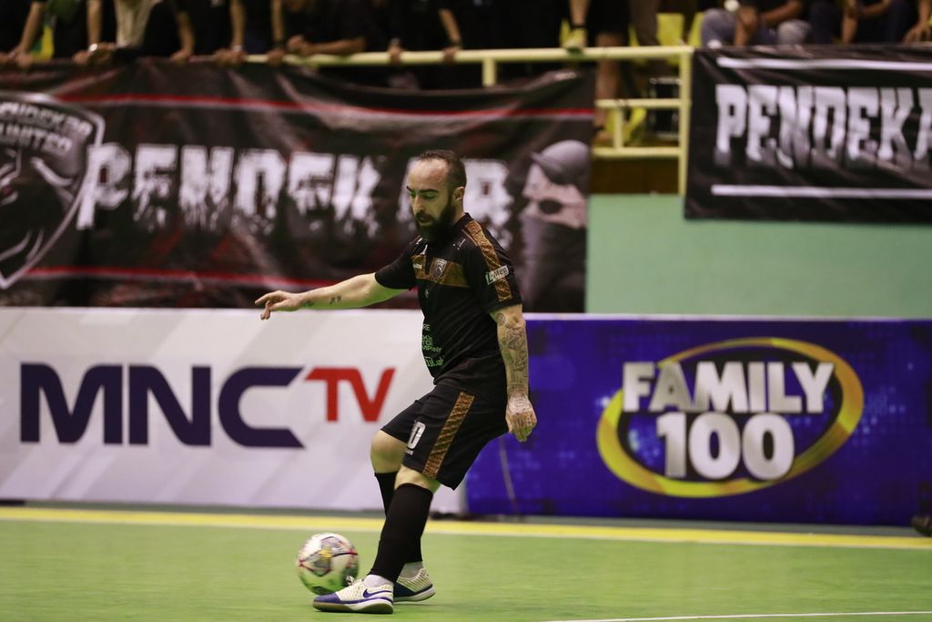 Pemain Pendekar United Jakarta, Ricardo Filipe da Silva Braga atau Ricardinho, saat melawan Blacksteel Manokwari pada pekan kedua Liga Futsal Profesional Indonesia 2022/2023 di GOR POPKI Cibubur, Sabtu (14/1/2023). Pendekar United menang dengan skor telak 5-1.