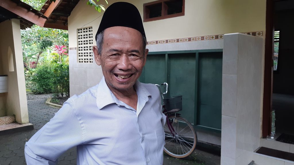 Budayawan Banyumas Ahmad Tohari di rumahnya di Tinggarjaya, Jatilawang, Banyumas, Jawa Tengah, Sabtu (24/12/2022).