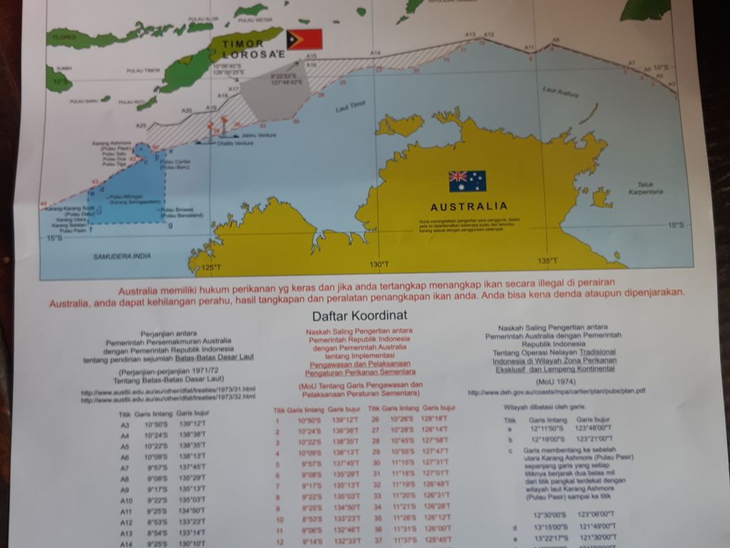 Peta batas perairan Indonesia dan Australia yang dibagikan oleh petugas perikanan Australia kepada nelayan di Pelabuhan Pendaratan Ikan Tenau di Kota Kupang, Nusa Tenggara Timur, Selasa (27/6/2023).
