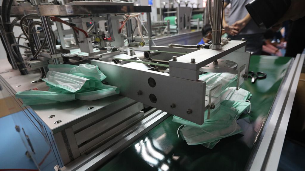 Mesin produksi masker kesehatan di gudang yang dijadikan pabrik masker di Kawasan Pergudangan Central Cakung, Rorotan, Cilincing, Jakarta Utara, Jumat (28/2/2020). 