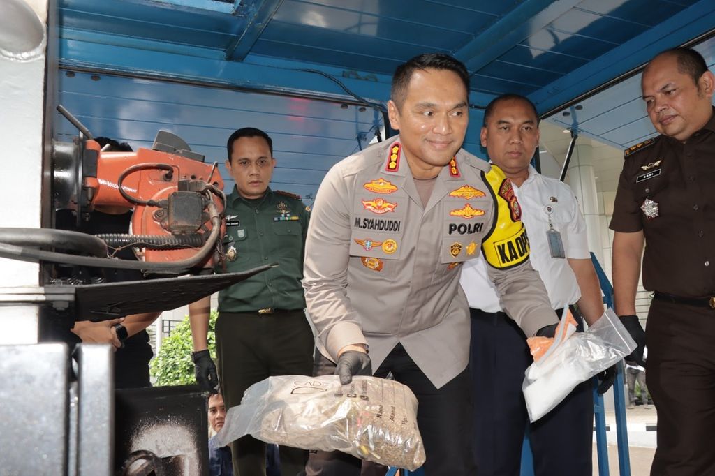 Kepala Kepolisian Resor Metro Jakarta Barat Komisaris Besar M Syahduddi saat memasukkan barang bukti narkotika ke dalam mesin incinerator, Rabu (25/10/2023). 