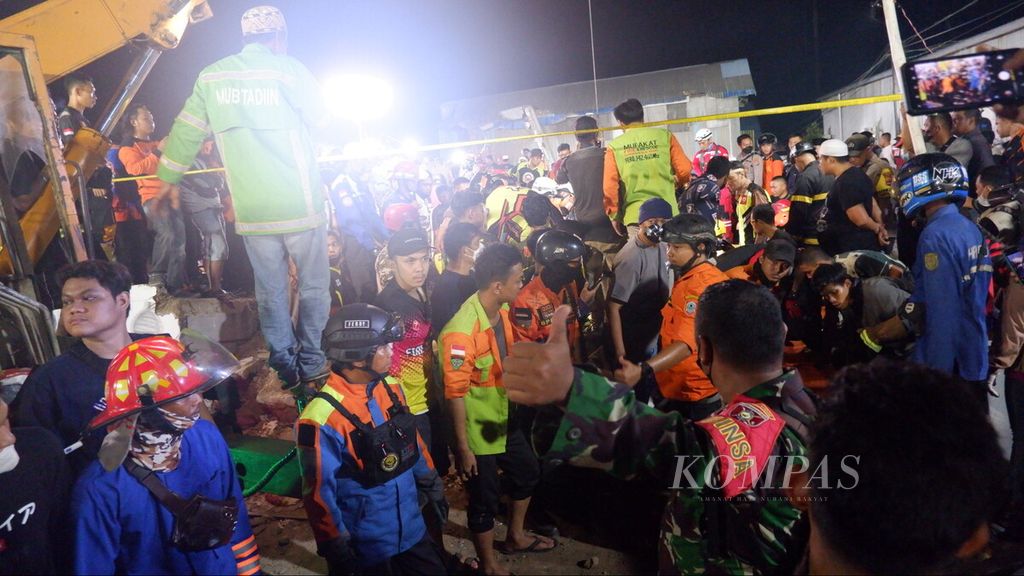 The process of evacuating victims from the ruins of a three-story Alfamart shop house in Gambut District, Banjar Regency, South Kalimantan, Monday (18/4/2022) night.