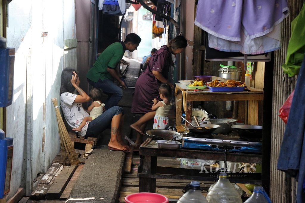 Warga beraktivitas di depan rumahnya yang berada di dalam kawasan hunian semipermanen padat penduduk di Pademangan, Jakarta Utara, Kamis (17/7/2023). Badan Pusat Statistik mencatat, tingkat kemiskinan per Maret 2023 menurun dibandingkan dengan kondisi September 2022. Per Maret 2023, angka kemiskinan tercatat sebesar 9,36 persen dari total populasi Indonesia, atau 25,90 juta orang. Itu lebih rendah dari tingkat kemiskinan per September 2022 yang sebesar 9,57 persen atau sebanyak 26,36 juta orang. KOMPAS/TOTOK WIJAYANTO (TOK) 