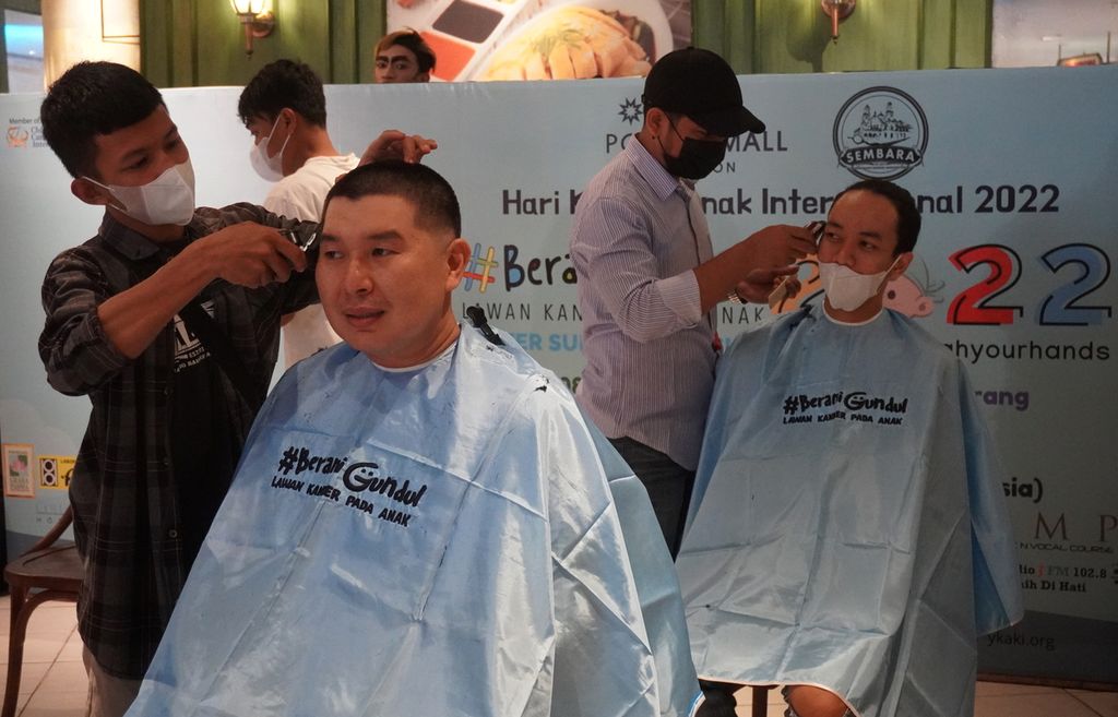 Sejumlah orang mencukur gundul rambut mereka dalam peringatan Hari Kanker Anak Internasional di Kota Semarang, Jawa Tengah, Senin (28/2/2022). 