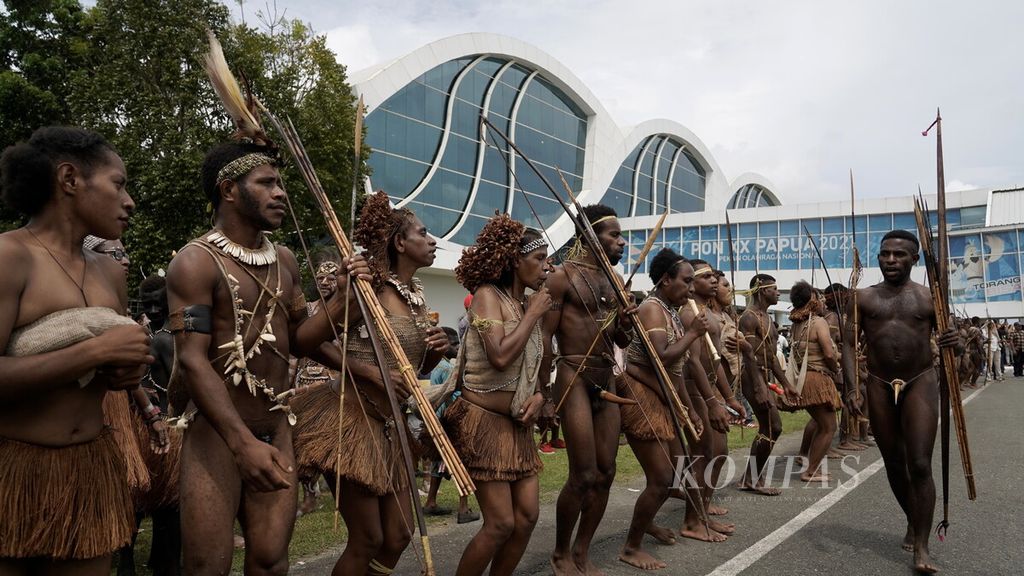 Warga mengenakan pakaian adat menari-nari untuk menyambut kedatangan Penjabat Gubernur Papua Selatan Apolo Safanpo di Bandara Mopah, Merauke, Papua Selatan, 18 November 2022. 