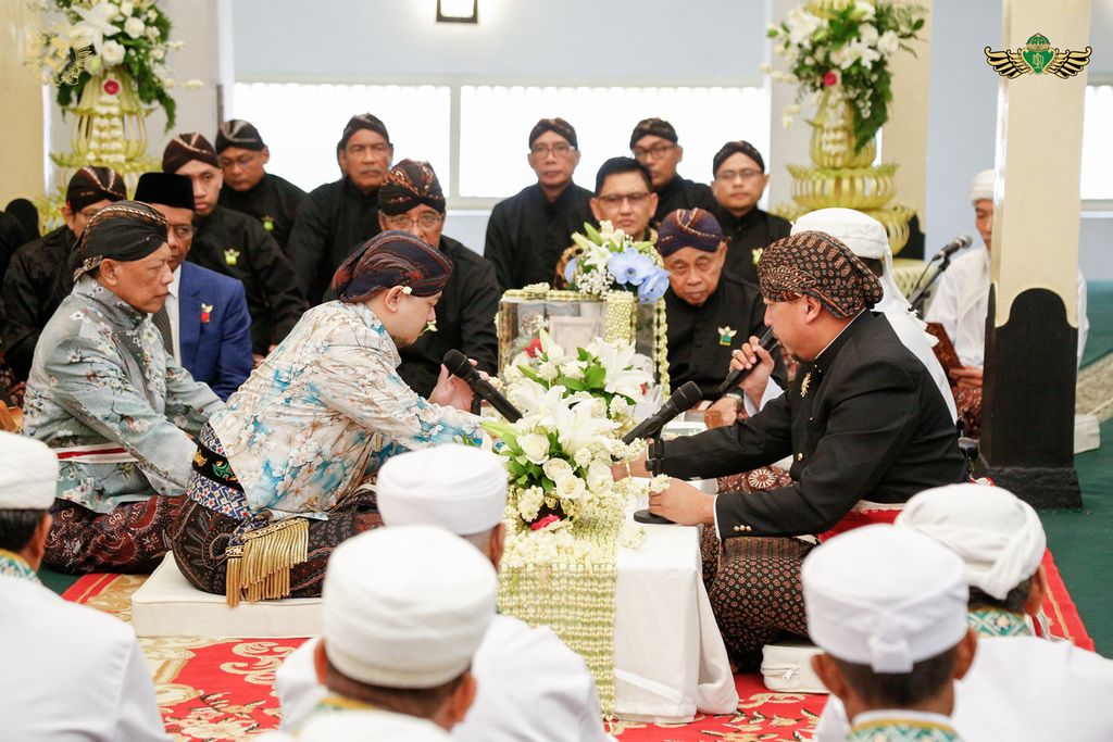 Putra kedua KGPAA Paku Alam X, Bendoro Pangeran Haryo Kusumo Kuntonugroho, mengikuti acara ijab dalam <i>dhaup ageng</i> atau pernikahan agung Kadipaten Pakualaman, Rabu (10/1/2024), di Masjid Agung Pakualaman, Yogyakarta. 