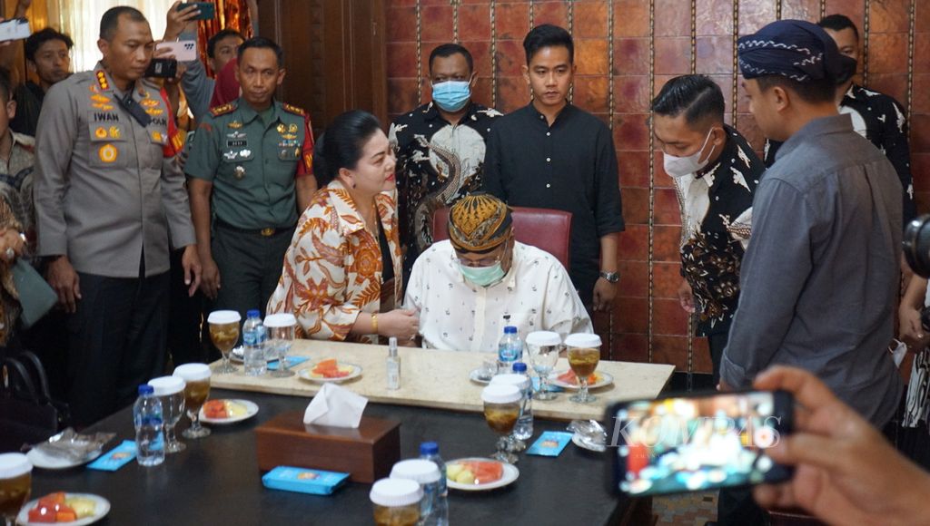 Raja Keraton Surakarta Pakubowono XIII (duduk) didampingi permaisurinya, GKR Pakubwuono (ketiga dari kiri), sebelum menerima jamuan makan siang dari Wali Kota Surakarta Gibran Rakabuming Raka, di Loji Gandrung, Kota Surakarta, Jawa Tengah, Rabu (4/1/2022).