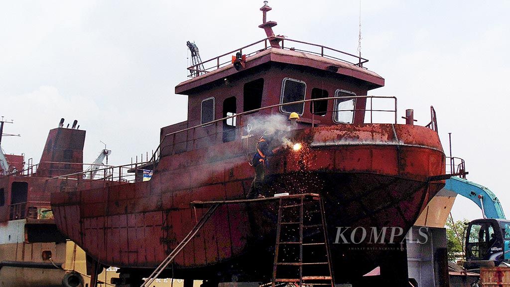 Pekerja membangun bagian sebuah kapal di wilayah PT Dok Bahari Nusantara, Kota Cirebon, Jawa Barat, Kamis (6/4). Industri kapal di Tanah Air masih terhambat  komponen kapal yang harus diimpor. Dari ratusan komponen kapal, sekitar 70 persen berasal dari luar negeri.