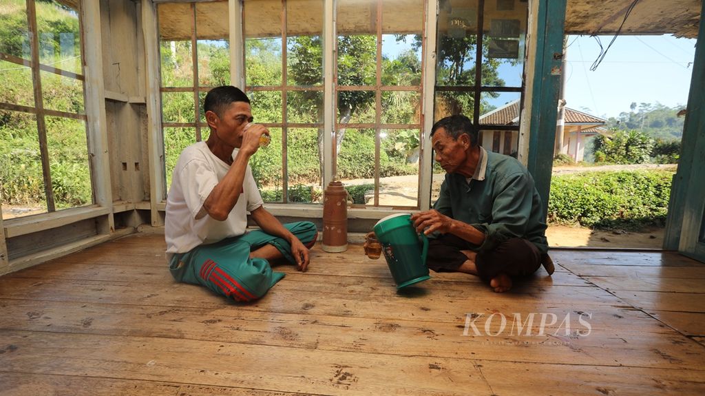 Warga bercengkerama sembari menyruput teh di perkampungan Desa Pasir Canar, Jayagiri, Sukanagara, Kabupaten Cianjur, Jawa Barat, akhir Juni 2019. 