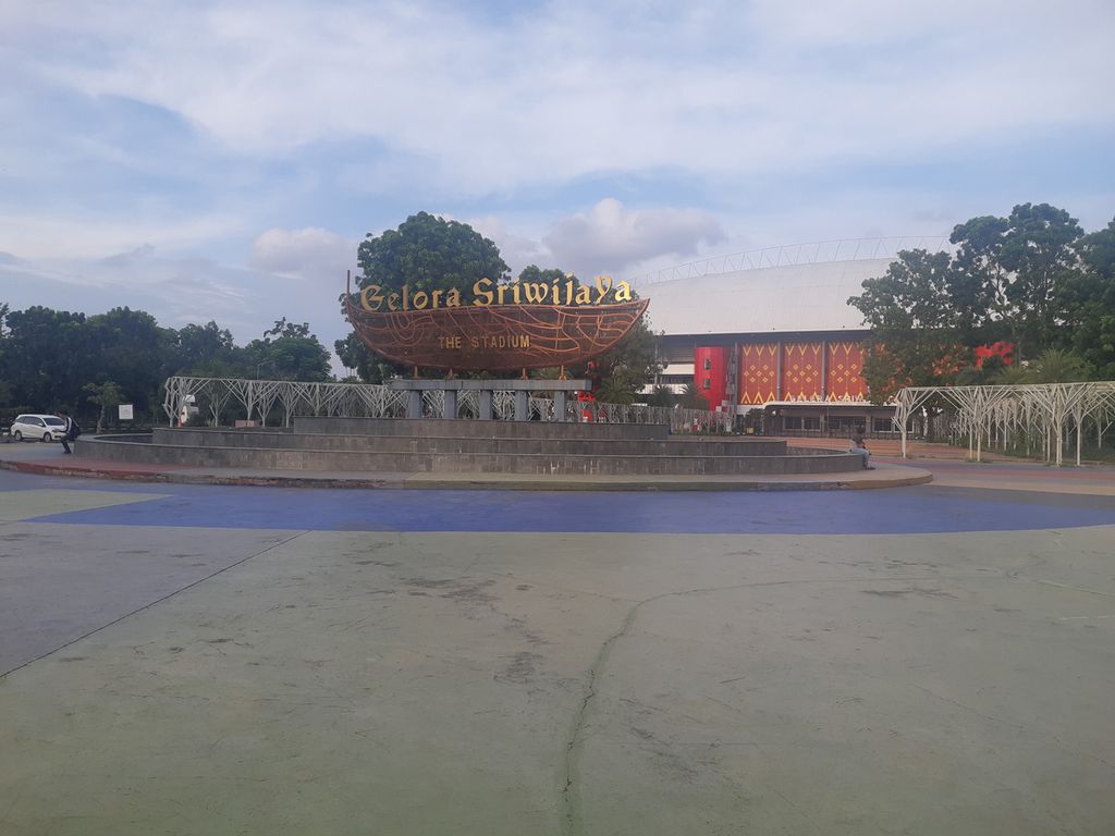 Situasi di Stadion Gelora Sriwijaya yang berada di Kompleks Jakabaring Sport City, Palembang, Sumatera Selatan, Rabu (20/4/2022). Kawasan ini menjadi salah satu obyek wisata di Palembang yang kerap dikunjungi saat libur Lebaran tiba.