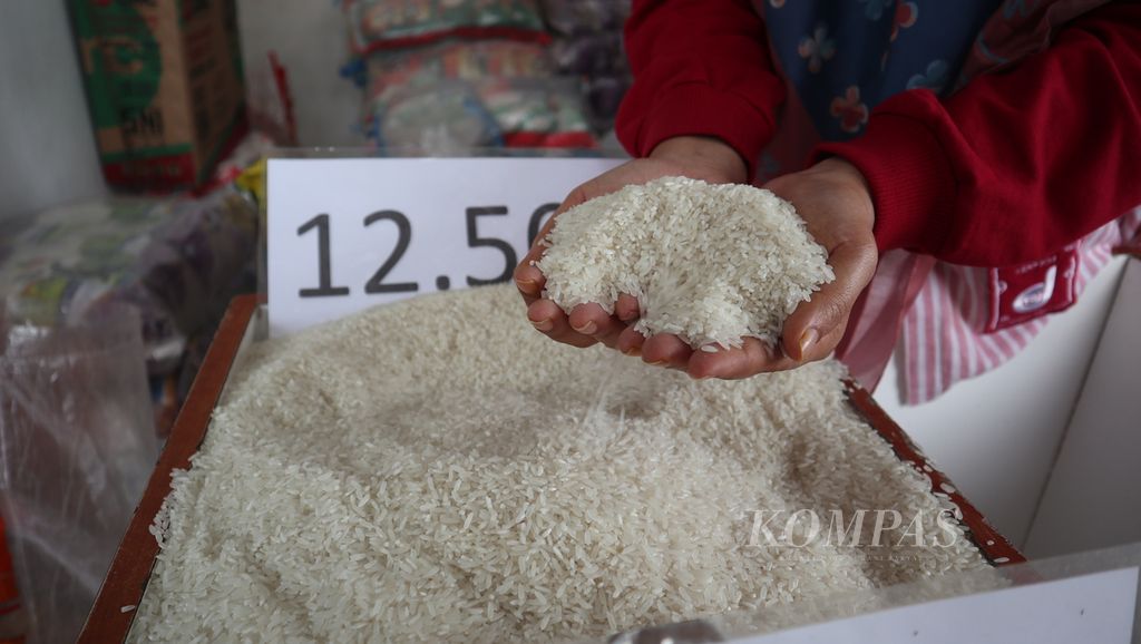 Pedagang menunjukkan beras yang dijual di Pasar Pasalaran, Kabupaten Cirebon, Jawa Barat, Rabu (25/1/2 023). Harga beras masih tinggi meski beras impor telah masuk. Saat ini, harga beras medium di pasar itu mencapai Rp 12.000 per kilogram. Padahal, biasanya, harganya di bawah Rp 10.000 per kg.