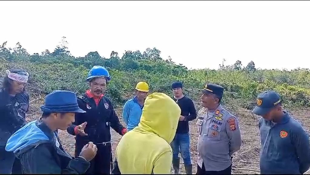 A group of Saloloang farmers have halted the opening of land for the IKN VIP Airport in Penajam Paser Utara, Kaltim on Saturday (24/2/2024).