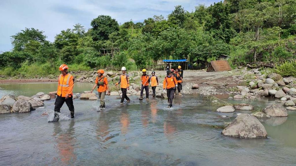 Regu penolong Basarnas Sulawesi Selatan melakukan pencarian terhadap korban longsor di Kecamatan Parangloe, Gowa, Sulsel, Kamis (17/11/2022).