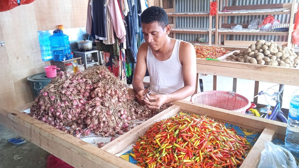 Seorang pedagang cabai rawit dan bawang merah bernama Sabarudin di Pasar Baru Youtefa, Kota Jayapura, Papua, Kamis (7/7/2022).
