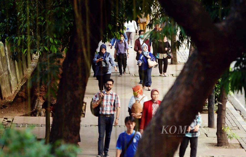 Pejalan kaki menyusuri trotoar di Jalan Jenderal Sudirman, Jakarta, Selasa (1/8). Titik ini merupakan salah satu trotoar yang nyaman untuk pejalan kaki meski kalau sore menjelang malam sering digunakan untuk berjualan para pedagang kaki lima.