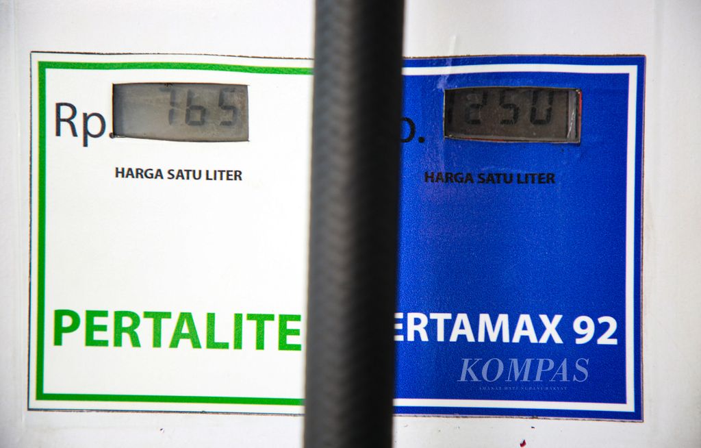 Perbandingan harga antara bahan bakar minyak subsidi pertalite (kiri) dan bahan bakar nonsubsidi pertamax harga baru di SPBU 31.129.02 di kawasan Kuningan, Jakarta, Jumat (1/4/2022). PT Pertamina (Persero) resmi menaikkan harja jual bahan bakar minyak pertamax atau RON 92 dari sebelumnya Rp 9.000 per liter menjadi Rp 12.500 per liter. 