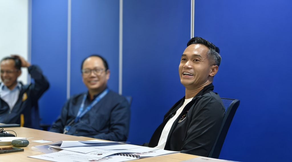 Ketua Kontingen Indonesia untuk Olimpiade Paris 2024 Anindya Bakrie (kanan) berkunjung ke Menara Kompas, pada Kamis (18/7/2024). Anindya disambut oleh Pemimpin Redaksi <i>Kompas </i>Sutta Dharmasaputra (tengah) dan anggota redaksi lain. Dia membahas soal persiapan menuju Olimpiade.