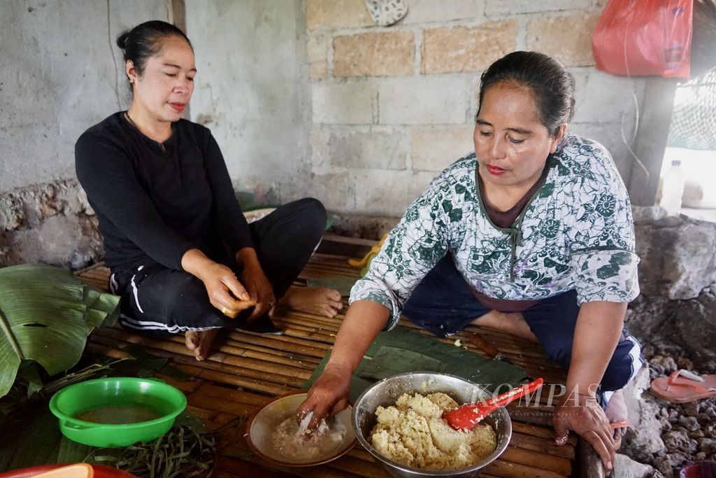 Wa Mari (42) dan Wa Masrida (45) mengolah ubi, singkong, dan pisang menjadi tombole, di Desa Pajam, Kaledupa Selatan, Wakatobi, Sulawesi Tenggara, Selasa (29/8/2023). Tombole adalah hasil olahan pangan lokal dengan proses bakar batu.