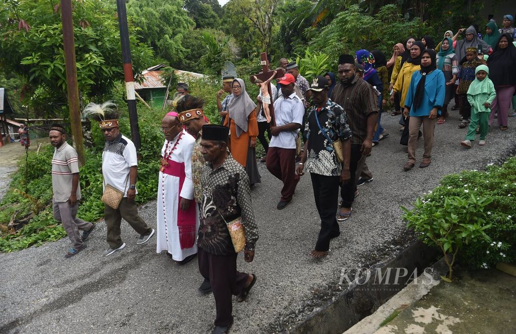 Warga muslim menyambut kedatangan Uskup keuskupan Jayapura Mgr Yanuarius Teofilus Matopai You yang melakukan napak tilas 129 tahun masuknya Misi Katolik di tanah Papua di Kampung Sekru, Distrik Pariwari, Kabupaten Fakfak, Papua Barat, Selasa (23/5/2023). 