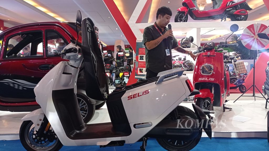Selis mengenalkan Selis GO Plus sebagai sepeda motor listrik anyarnya dalam ajang IIMS 2023 di Jakarta International Expo, Kemayoran, Jakarta Pusat, Kamis (16/2/2023).