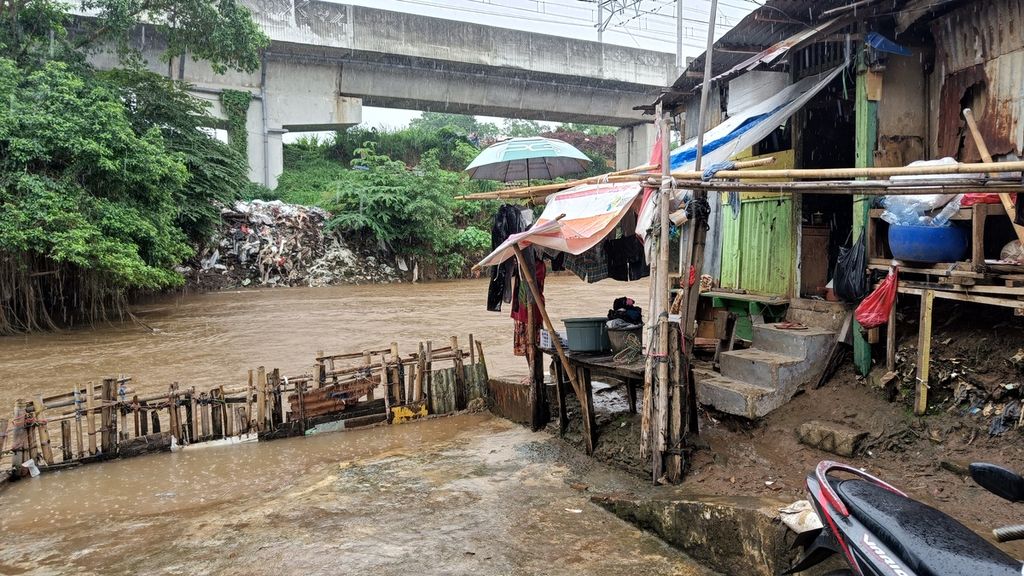 Jarak rumah warga dan Kali Ciliwung di Kampung Melayu, Jatinegara, Jakarta Timur, Rabu (5/10/2022). Pada saat hujan deras dan berpotensi banjir, warga akan memindahkan sepeda motor ke tempat yang lebih tinggi. Barang-barang dan dokumen penting diamankan ke lantai dua rumah.