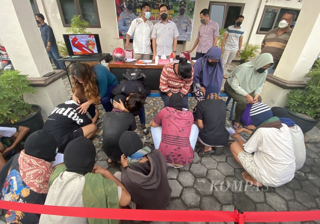 Anak-anak meminta maaf sambil menangis sambil memeluk orangtuanya di lobi Markas Kepolisian Sektor Pedurungan, Kota Semarang, Jawa Tengah, Jumat (8/4/2022). Mereka merupakan pelaku tawuran menggunakan sarung yang diciduk polisi karena dianggap mengganggu ketertiban umum. 