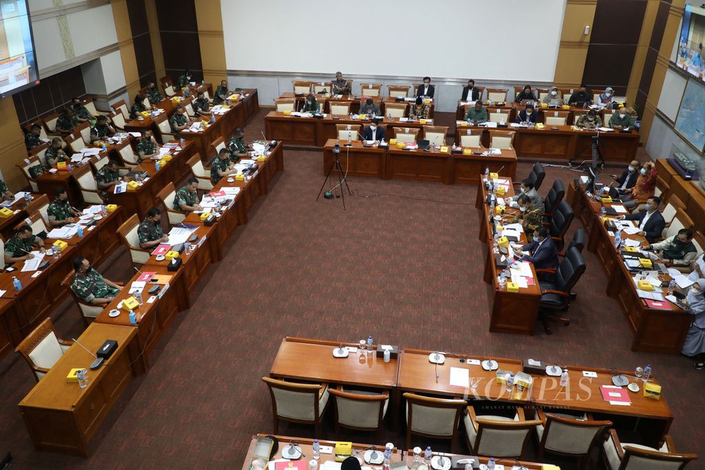Suasana rapat kerja Panglima TNI Jenderal Andika Perkasa bersama jajarannya dengan Komisi I DPR di Kompleks Gedung Parlemen, Senayan, Jakarta, Senin (24/1/2022). 