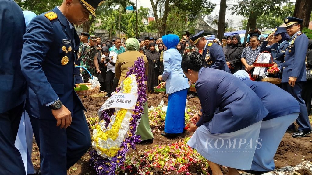 At the military funeral of three victims of the Super Tucano plane crash, a flower-filled atmosphere blanketed the Suropati Hero Cemetery in Malang, East Java on Friday (17/11/2023). Another victim was buried in Madiun.