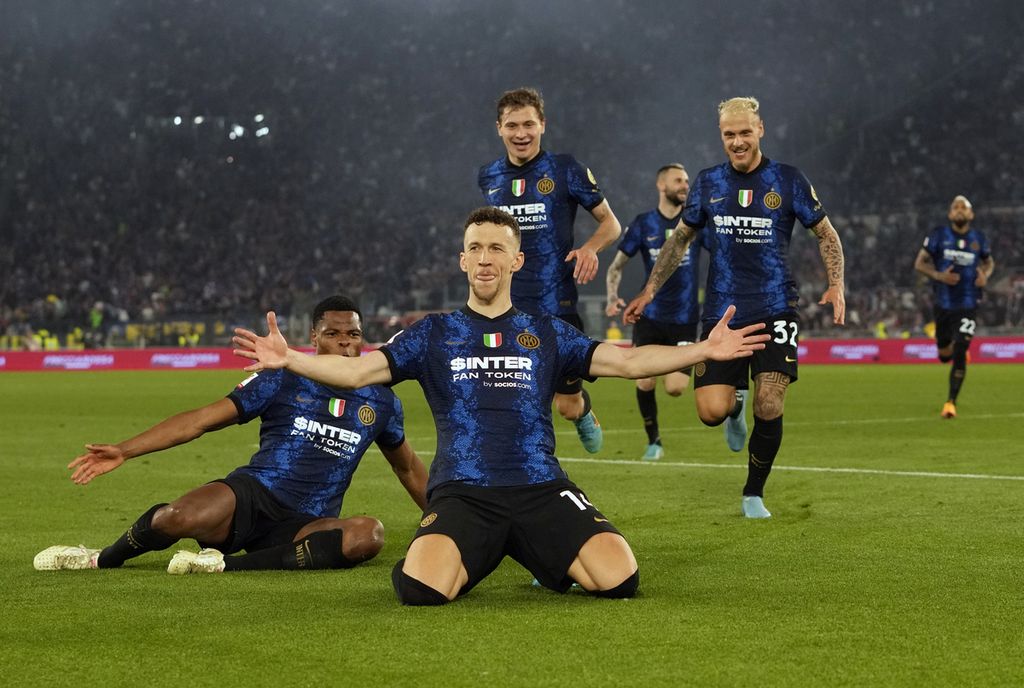 Gelandang Inter Milan Ivan Perisic merayakan golnya ke gawang Juventus dalam final Coppa Italia di Stadion Olimpico, Roma, Italia, Kamis (12/5/2022) dinihari WIB. Ivan Parisic meyumbangkan dua gol untuk Inter Milan dalam laga final ini.