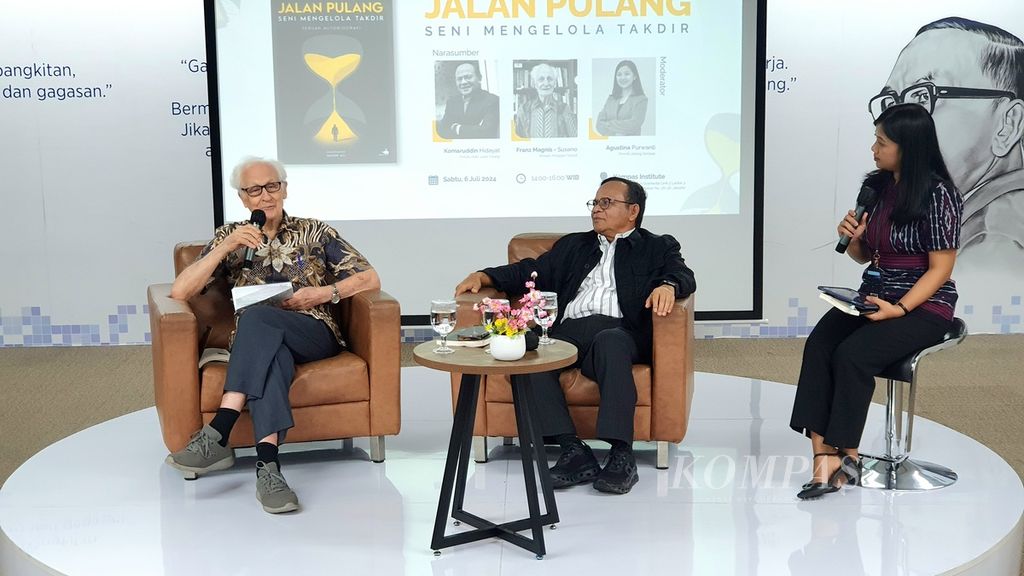 Guru Besar Filsafat Sekolah Tinggi Filsafat Driyarkara Franz Magnis-Suseno (kiri) dan mantan Rektor Universitas Islam Internasional Indonesia Komaruddin Hidayat (tengah) menjadi pembicara dalam acara bedah buku berjudul <i>Jalan Pulang: Seni Mengelola Takdir, Sebuah Autobiografi</i> karya Komaruddin Hidayat yang dipandu moderator peneliti Litbang <i>Kompas</i>, Agustina Purwanti, di Ruang Kompas Institute, Jakarta, Sabtu (6/7/2024).