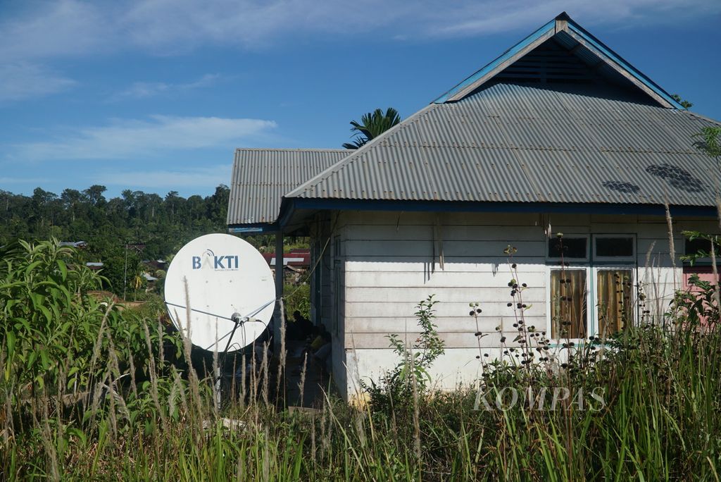 Kondisi perangkat internet satelit Bakti Kementerian Komunikasi dan Informatika yang terpasang di poskesdes Dusun Koritbuah, Desa Sinaka, Kecamatan Pagai Selatan, Kepulauan Mentawai, Sumatera Barat, Minggu (18/6/2023). 