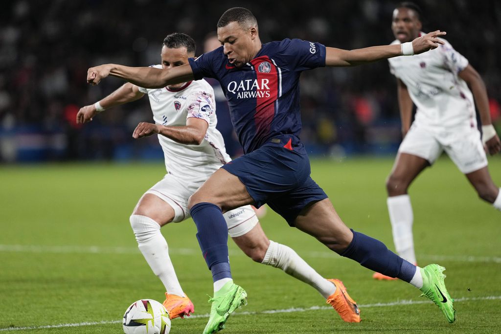 Penyerang Paris Saint-Germain, Kylian Mbappe, menggiring bola saat pertandingan Liga Perancis antara PSG dan Clermont Foot di Stadion Parc des Princes, Paris, Perancis, Minggu (7/4/2024) dini hari WIB. 