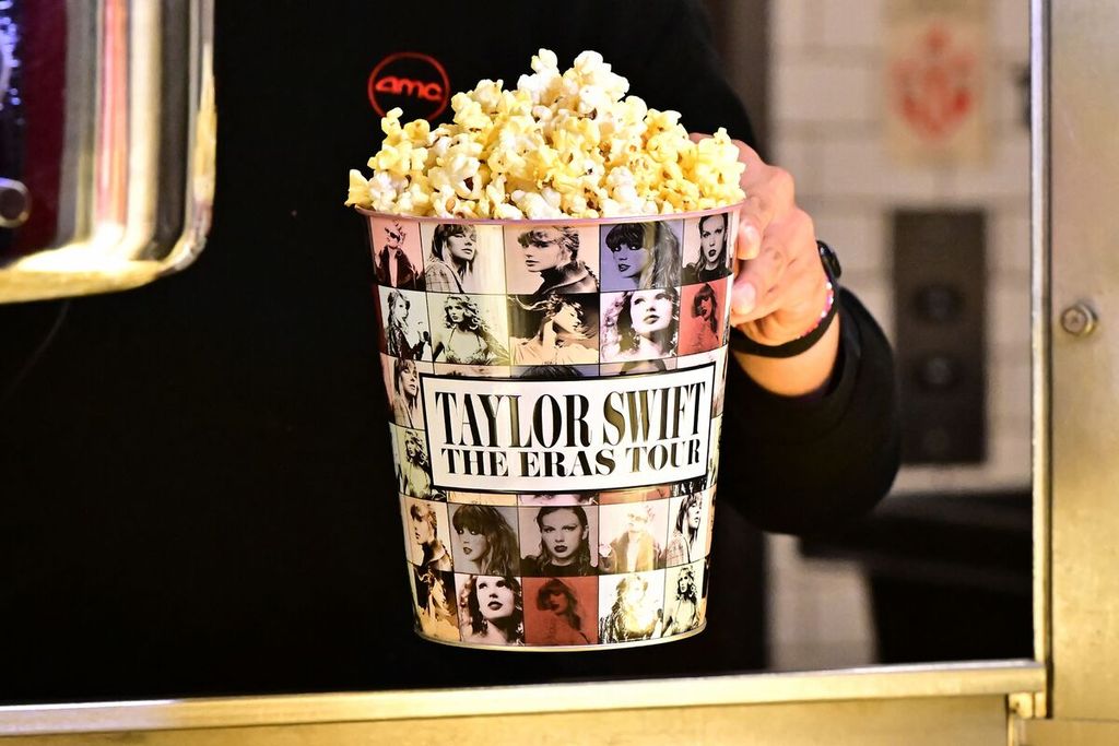 Kantong <i>popcorn</i> bergambar penyanyi Amerika Serikat, Taylor Swift, pada pemutaran perdana film konser berjudul <i>Taylor Swift: The Eras Tour</i> di sebuah bioskop di Century City, California, AS, 12 Oktober 2023. 