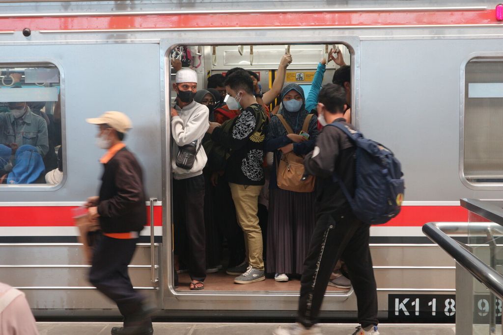 Pintu masuk KRL arah Bogor dipenuhi penumpang, di Stasiun Manggarai, Jakarta Selatan, Selasa (3/1/2023). Penumpang lain yang belum masuk terpaksa mencari pintu lain.