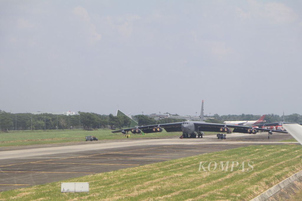 Pesawat pengebom strategis jenis Boeing B-52 Stratofortress milik Angkatan Udara Amerika Serikat tiba di Bandara Kualanamu, Kabupaten Deli Serdang, Sumatera Utara, Selasa (20/6/2023). 