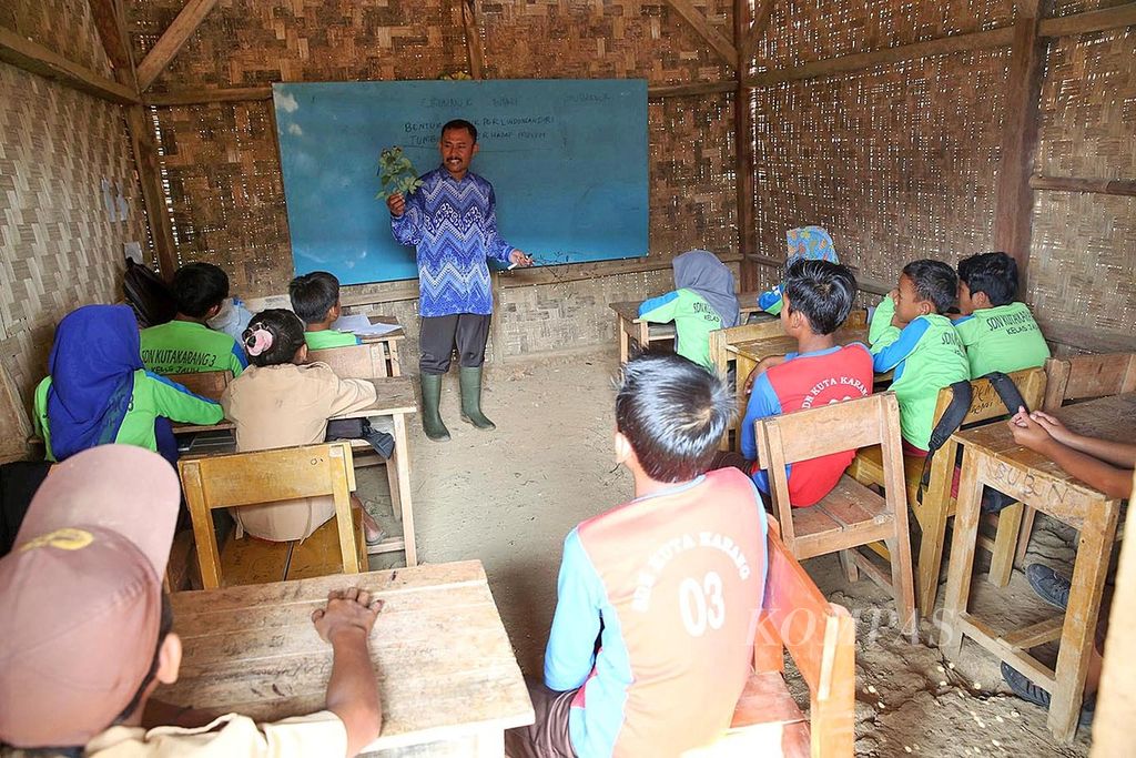 Suhendi, guru honorer mengajar di kelas jauh SD Kuta Karang 3, Kecamatan Cibitung, Kabupaten Pandeglang, Banten. Foto diambil beberapa waktu lalu. 