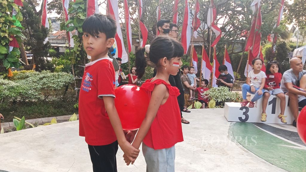 Kakak dan adik saat mengikuti perlombaan joget balon di taman Puri Park View, Kembangan, Meruya Utara, Jakarta Barat, Kamis (17/8/2023).