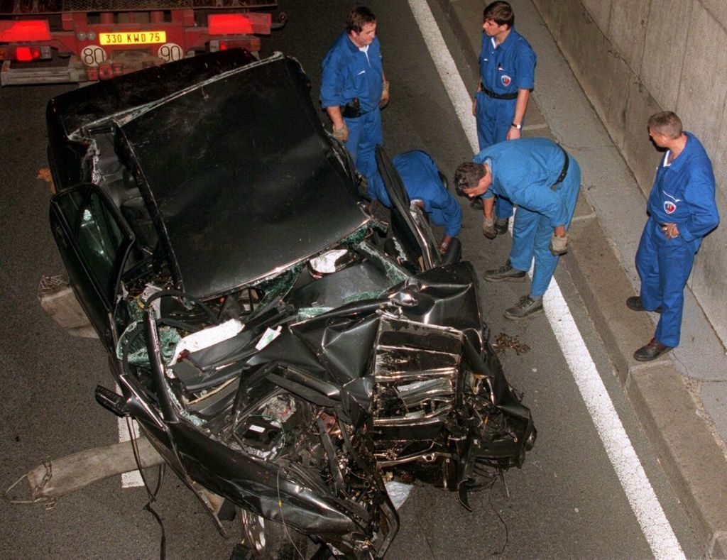 Foto yang diambil pada Minggu (31/8/1997) memperlihatkan polisi bersiap mengambil bangkai kendaraan yang ditumpangi Putri Diana saat mengalami kecelakaan di Paris, Perancis.