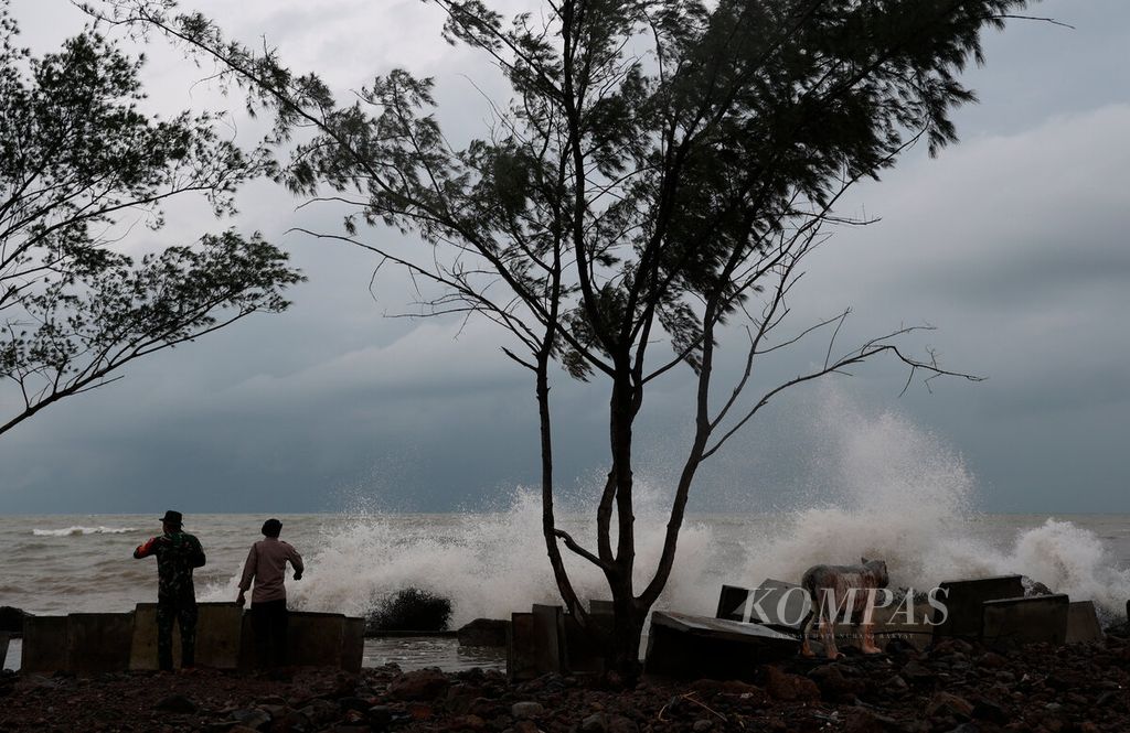 Aparat TNI dan Polri mengamati kondisi tanggul penahan ombak yang sebagian rusak diterjang gelombang besar dalam beberapa hari ini di Pantai Marina, Kota Semarang, Jawa Tengah, Jumat (30/12/2022).