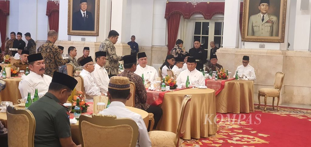 President Joko Widodo and Prabowo Subianto sat together at a breaking of the fast event between the President and members of the Indonesia Maju Cabinet at the Presidential Palace in Jakarta on Thursday (28/3/2024). At the round table, President Jokowi was separated only by Minister of Economic Affairs Airlangga Hartarto. The table was also occupied by Vice President Ma'ruf Amin and Coordinating Minister for Political, Legal, and Security Affairs Hadi Tjahjanto.