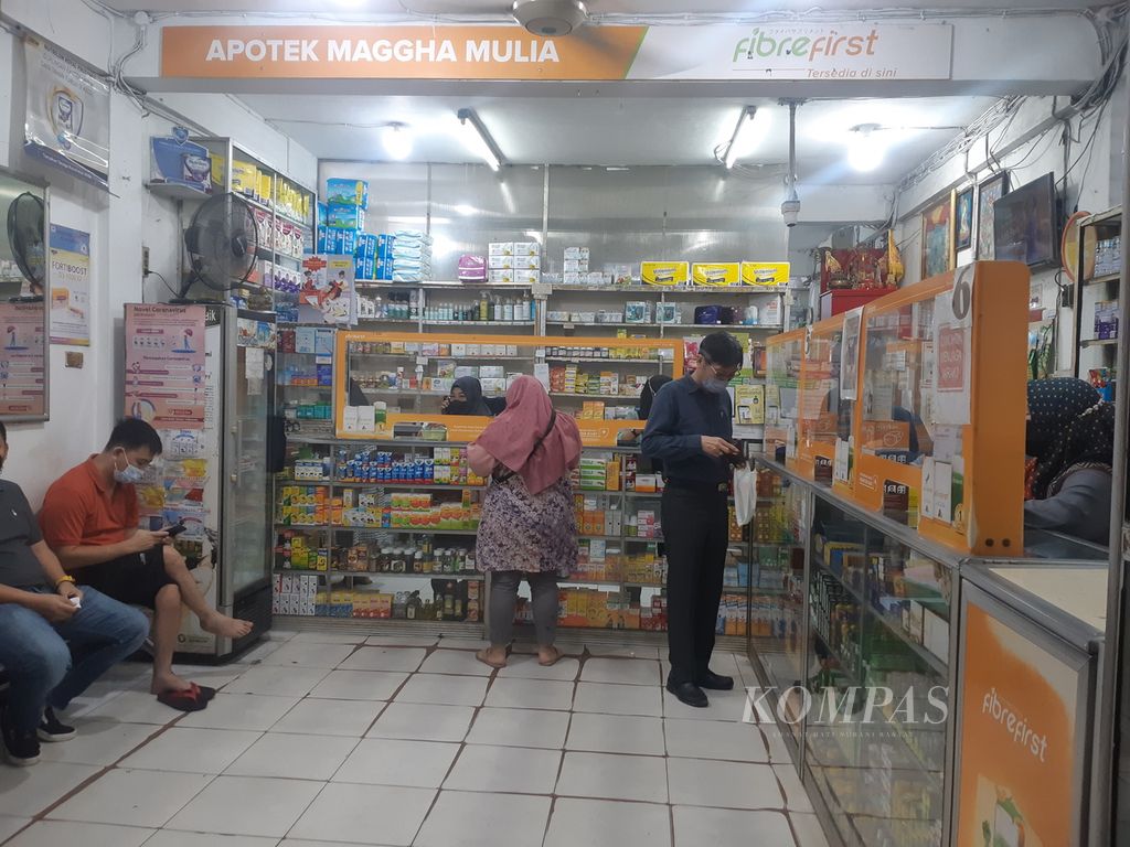 Aktivitas di salah satu apotek di Palembang, Sumatera Selatan, Kamis (20/10/2022). Semua jenis obat sirup dilarang beredar untuk sementara waktu sembari menunggu hasil penelitian lebih lanjut. 