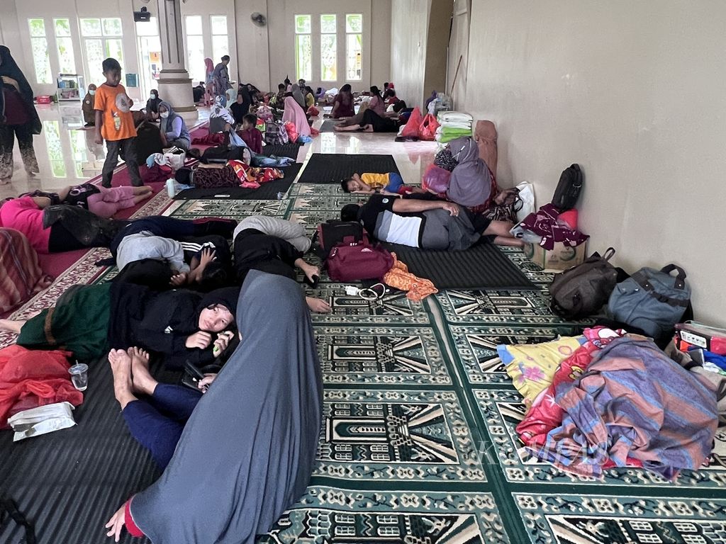 Warga Puri Patte’ne, Kelurahan Sudiang, Makassar, mengungsi di masjid kompleks yang lokasinya agak tinggi, Selasa (14/2/2023). Sekitar 500 warga masih bertahan di masjid ini karena rumah mereka masih terendam banjir.