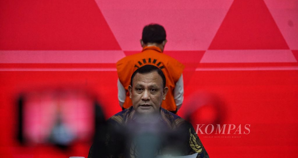 Ketua Komisi Pemberantasan Korupsi (KPK) Firli Bahuri memimpin ekspos penahanan Sekretaris Mahkamah Agung Hasbi Hasan di kantor KPK, Jakarta, Rabu (12/7/2023).  