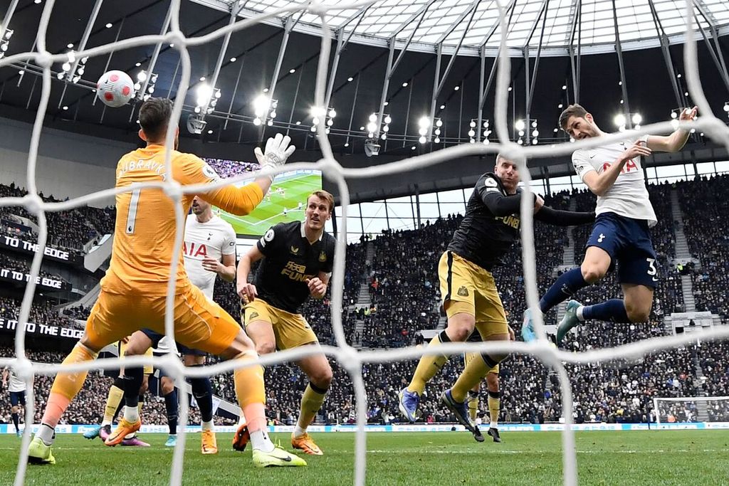 Pemain Tottenham Hotspur Ben Davies (kanan) menyundul bola untuk mencetak gol ke gawang Newcastle United pada laga Liga Inggris, Senin (3/4/2022) dini hari WIB. Spurs menang dengan skor 5-1. 