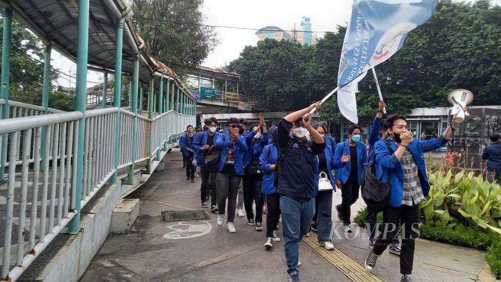 Massa mahasiswa dari sejumlah kampus berkumpul di sekitar Taman 12 Mei Reformasi, Jakarta, Jumat (1/4/2022). Mereka menolak penundaan pemilu dan perpanjangan masa jabatan presiden. 