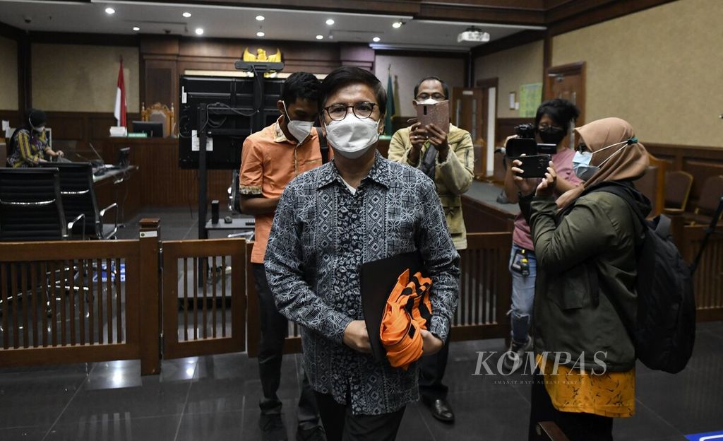 Terdakwa bekas Direktur Utama Perusahaan Umum Daerah Pembangunan Sarana Jaya Yoory Corneles Pinontoan seusai mengikuti sidang di Pengadilan Tindak Pidana Korupsi (Tipikor) Jakarta, Kamis (14/10/2021).