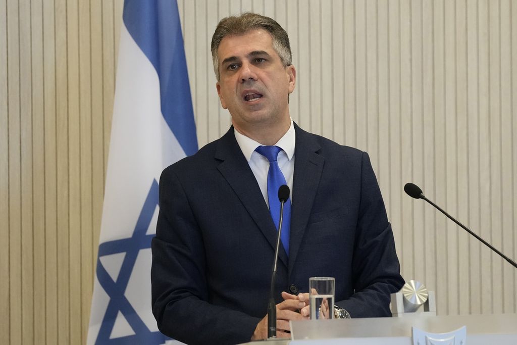 Menteri Luar Negeri Israel Eli Cohen berbicara kepada media dalam konferensi pers setelah pertemuan dengan Menlu Siprus Constantinos Kombos dan Menlu Yunani Nikos Dendias di Istana Kepresidenan Nikosia, Siprus, 31 Maret 2023. 