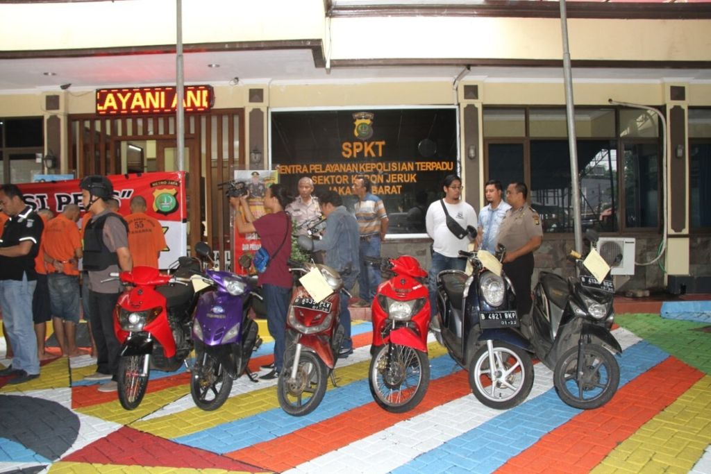 Barang bukti berupa kendaraan sepeda motor yang berhasil diamankan oleh Polsek Kebon Jeruk.