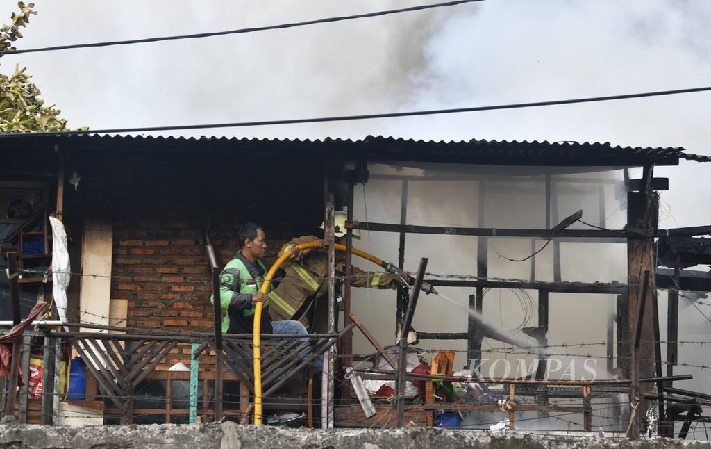 Warga membantu petugas pemadam kebakaran memadamkan api saat terjadi kebakaran di Jalan Rajawali Selatan, Kelurahan Gunung Sahari, Sawah Besar, Jakarta Pusat, Senin (4/9/2023).